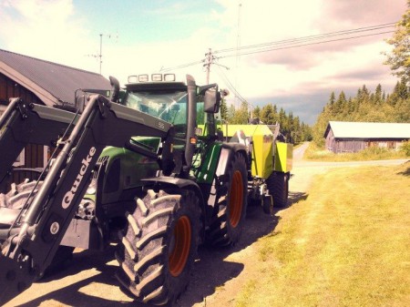 Fendt 412 vario med claas rollant 375 uniwarp
